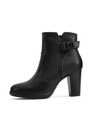 Stivale alla caviglia in pelle nera con punta arrotondata, zip laterale, dettaglio decorativo con fibbia e tacco spesso. Texture liscia e design aderente.