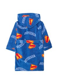 Accappatoio a tema Superman realizzato in spugna blu. Presenta un cappuccio, una cintura e motivi ripetuti del logo di Superman in rosso e giallo.