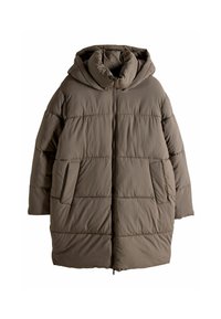 Manteau rembourré vert olive avec capuche, fermeture éclair à l'avant et deux poches latérales. Présente un design matelassé avec des coutures horizontales pour une texture supplémentaire.