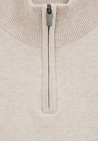 Šviesios smėlio spalvos megztinis su aukštu apykakliu ir pusiau užtraukiamu užtrauktuku, pasižymintis ribuotais elementais ir minkšta tekstūra.