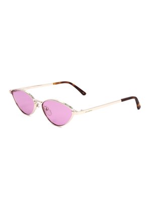 Occhiali da sole cat-eye con montatura metallica in oro chiaro, lenti sfumate viola e terminali marroni curvi sulle aste su sfondo bianco.