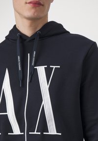 Armani Exchange FELPA - Jersey con capucha - navy