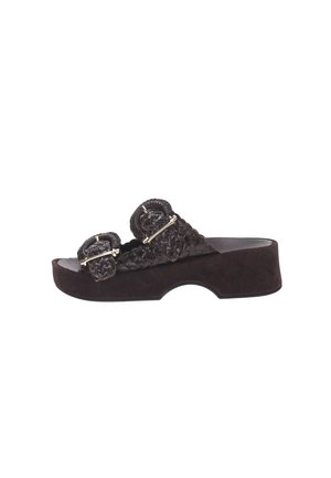 Sandalo platform nero con cinturini intrecciati in pelle e due grandi fibbie con finiture dorate.