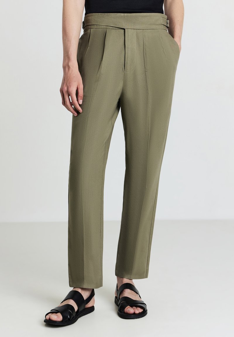 Calliope - TINTA UNITA CON FIBBIA - Pantaloni - verde militare chiaro, Ingrandire
