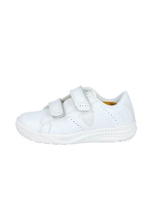 Zapatilla blanca de corte bajo con dos tiras de velcro, detalles perforados y una suela texturizada, diseñada para uso casual o deportivo.