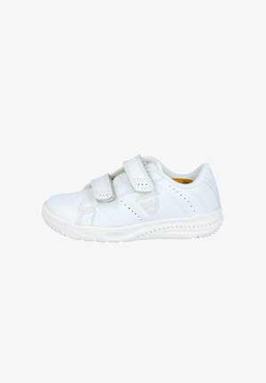 Zapatilla blanca de corte bajo con dos tiras de velcro, detalles perforados y una suela texturizada, diseñada para uso casual o deportivo.