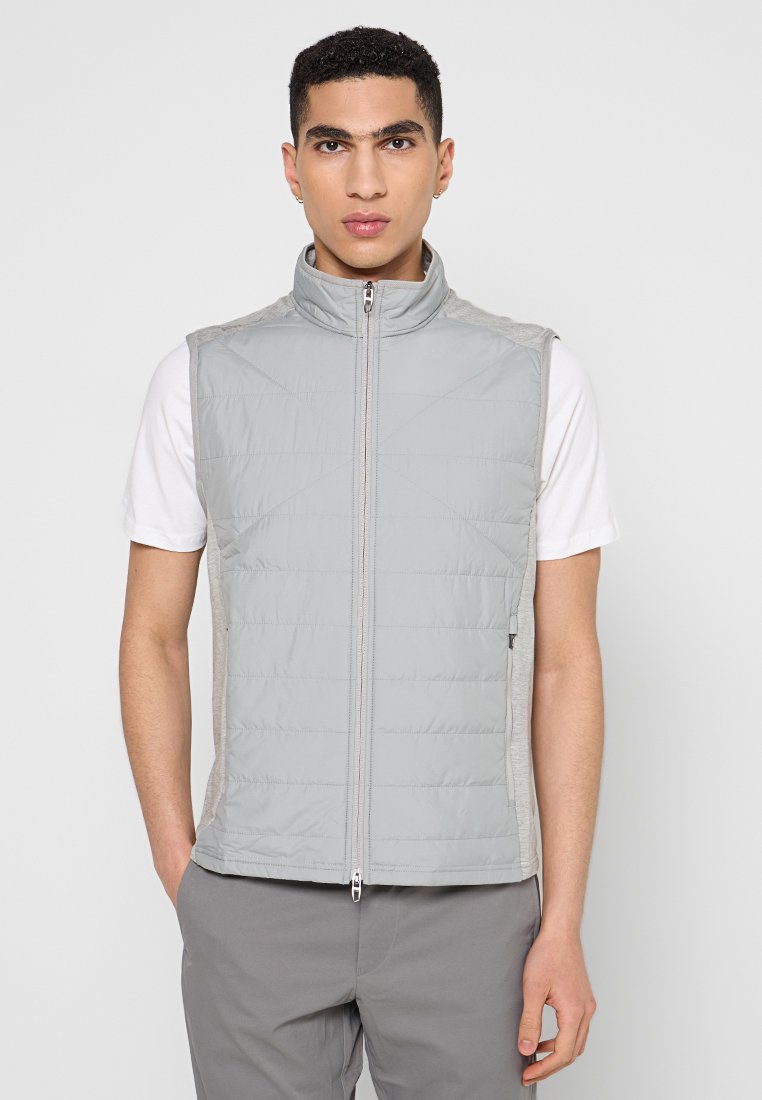 Chaleco gris claro con cremallera frontal, diseño acolchado, paneles laterales en gris contrasta y cuello alzado, hecho de una tela ligera y texturizada.