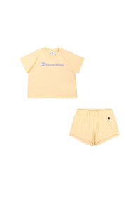 T-shirt en coton jaune avec le logo "Champion" bleu et un short assorti avec une taille élastique et un patch logo. Design simple, manches courtes.