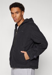 Lacoste Jachetă subțire - black