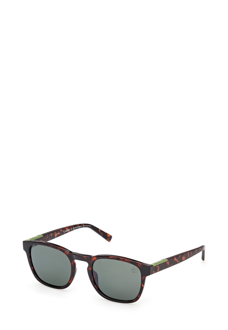 Ruskeat kilpikonnakuosisunglasses vihreillä yksityiskohdilla, suorakulmaiset linssit ja teksturoidut varret. Varustettu tummilla tummennetuilla linsseillä UV-suojaksi.