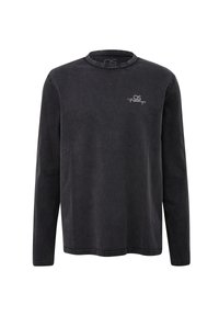 Schwarzes Langarmshirt aus weichem Stoff mit Rundhalsausschnitt, versehen mit einem kleinen weißen Logo auf der linken Brust und einem lockeren Schnitt.