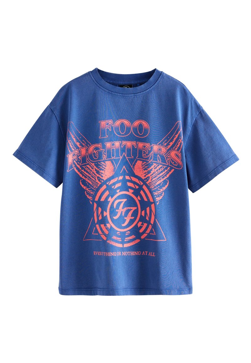 Modra bombažna majica s kratkimi rokavi, okrolim vratom, z rdečim grafičnim motivom, na katerem je napis "FOO FIGHTERS", krila in okrogel emblem spodaj.