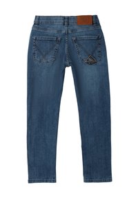 Jeans de mezclilla azul oscuro con corte recto, que cuentan con dos bolsillos traseros con un patrón de costura en forma de V y una etiqueta de parche de cuero en la cintura.