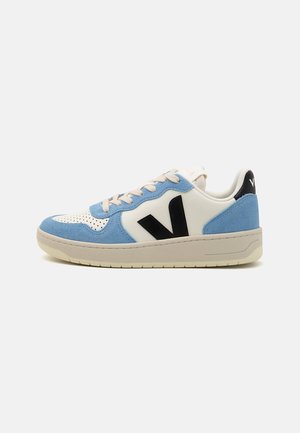 Lavtop sneakers i hvid og lyseblå med sort "V" logo på siden, beige sål og hvide snørebånd mod hvid baggrund.