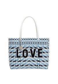 Borsa tote intrecciata in blu e bianco con un motivo geometrico. Presenta la parola "LOVE" in lettere di feltro nere e un ciondolo decorativo argento.