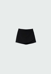 Skort negro fabricado con material ligero, que presenta un diseño en A, un forro interior corto y un detalle cruzado en la parte delantera.