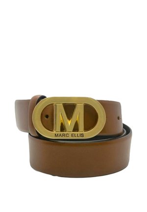 Cintura in pelle marrone con grande fibbia ovale dorata con una "M" in rilievo e il nome Marc Ellis inciso sotto.
