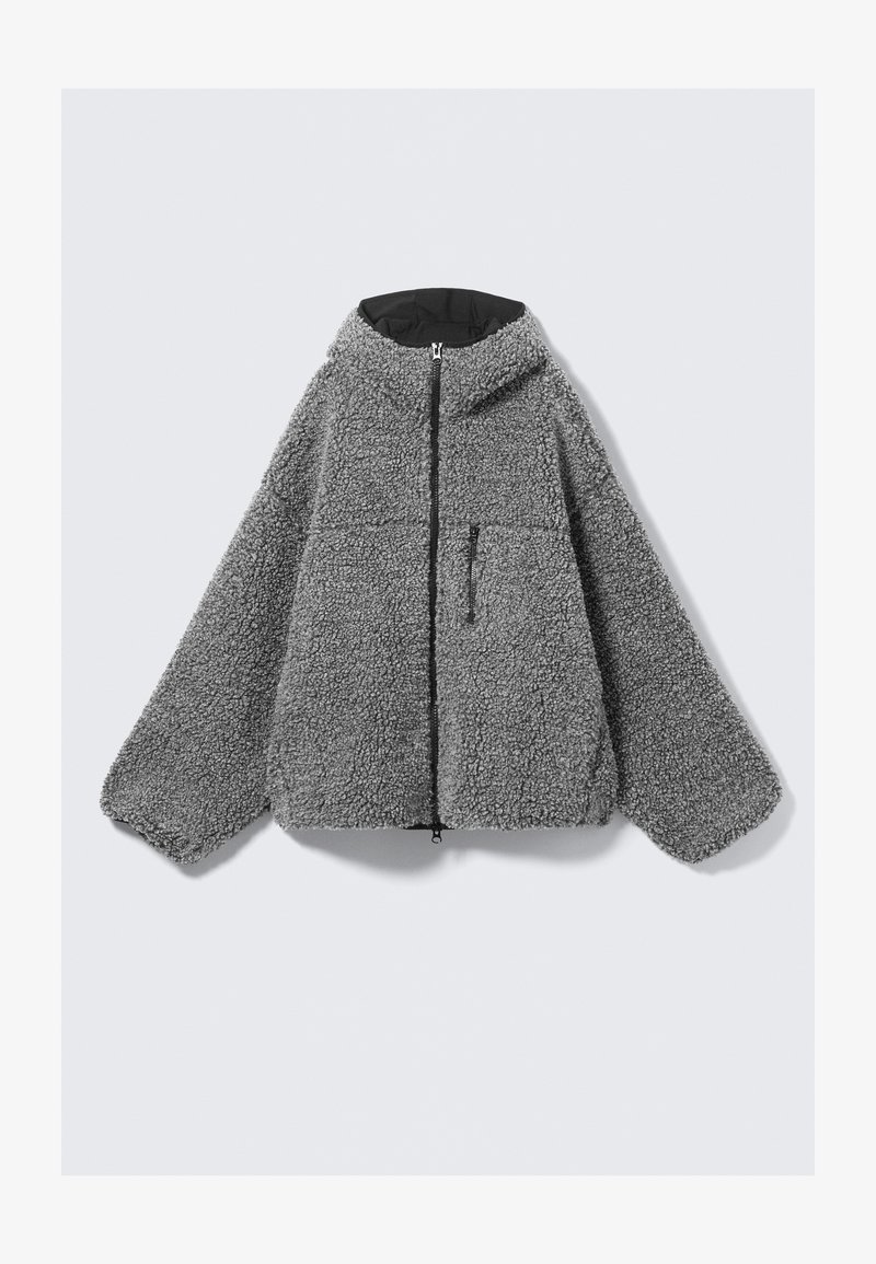 Grijze fleecejack met capuchon, ritsluiting, elastische manchetten en één borstzak. Heeft een zachte, textuurachtige oppervlakte en een boxy pasvorm.