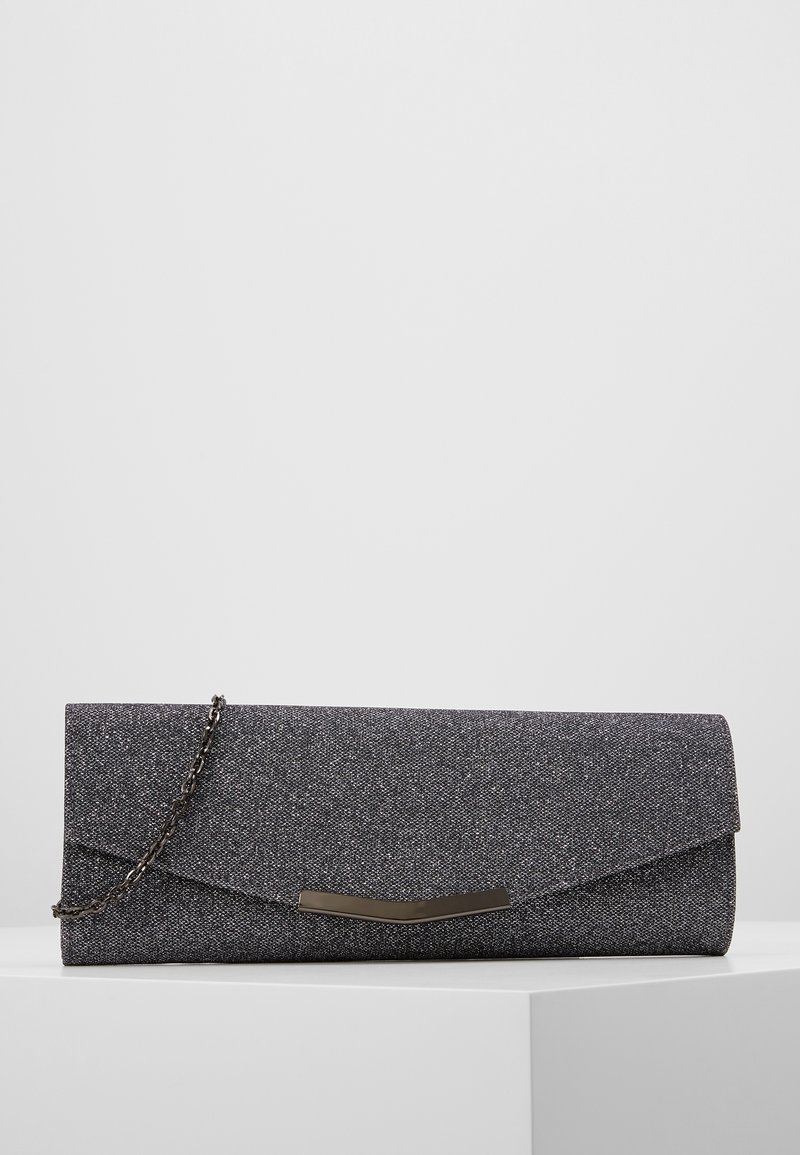 Bolso de mano en tejido gris oscuro con un acabado texturizado, que presenta un elegante acento metálico y una cadena para facilitar el transporte.