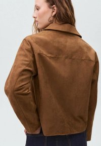 Giacca in suede marrone con colletto e maniche lunghe, caratterizzata da una texture liscia e semplici dettagli di cucitura, con una vestibilità sagomata in vita.
