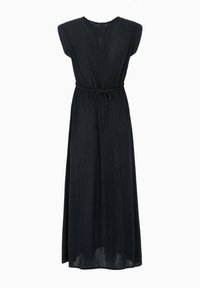 Robe maxi noire sans manches avec une taille cintrée, fabriquée en tissu léger présentant une texture plissée subtile.