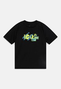Camiseta negra de manga corta, con un gráfico multicolor de "Just Do It" y el logo de Nike en la parte delantera. Hecha de un tejido transpirable.