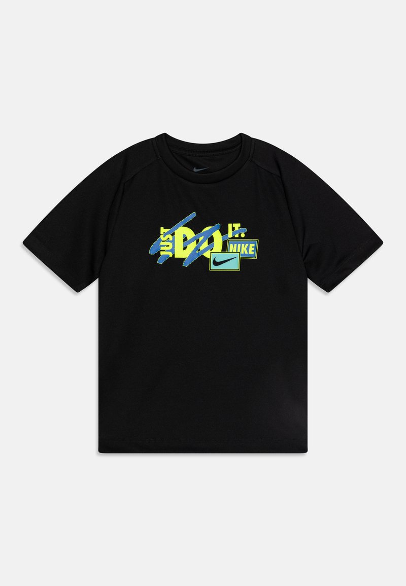 Camiseta negra de manga corta, con un gráfico multicolor de "Just Do It" y el logo de Nike en la parte delantera. Hecha de un tejido transpirable.
