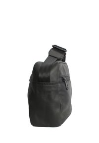 Borsa in tessuto nero con finitura strutturata, dotata di tasca con zip, tracolla regolabile e forma quadrata compatta.