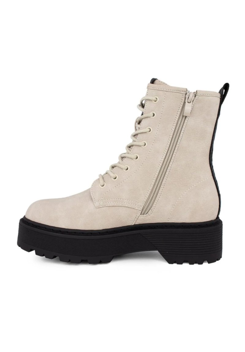 Stivaletti alla caviglia in finta suede beige con una suola platform nera spessa. Le caratteristiche includono lacci frontali e una cerniera laterale.