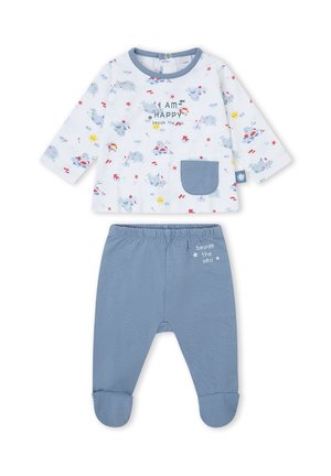 Conjunto de bebé de dos piezas con camiseta blanca de manga larga con estampados de animales y mar, bolsillo azul y pantalones azules con pies con texto "beside the sea".