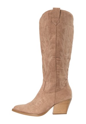 Bota de vaquero hasta la rodilla color ante tostado con costuras decorativas y tacón bloque de madera apilada.