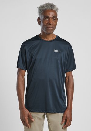 Marineblauw t-shirt met korte mouwen, gemaakt van lichtgewicht, vochtregulerende stof. Bevat een klein merklogo op de linker borst.