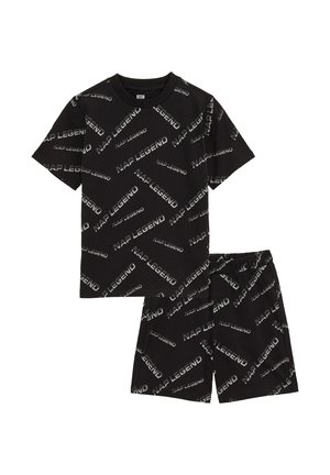 Čierny krátky rukáv košeľa a šortky s roztrúseným bielym vzorom textu "NAP LEGEND" po celej ploche.