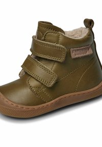 Zelené kožené kotníkové boty s dvěma suchými zipy, měkkým podšívkám, kulatou špičkou a texturovanou gumovou podrážkou. Na straně je značková etiketa.