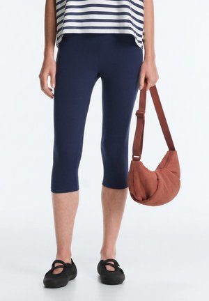 OYSHO TEXTURED MINIMAL - Geantă crossbody - dark red