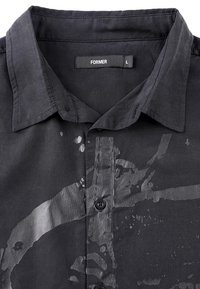 Μαύρο πουκάμισο με γιακά και κουμπιά, με διακριτικό σκουρό γκρι αφηρημένο μοτίβο και ετικέτα μεγέθους "FORMER L" στο εσωτερικό του γιακά.