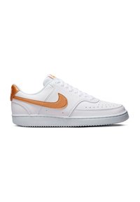 Zapatillas blancas de cuero con acentos naranjas, que cuentan con una puntera perforada, cordones redondeados y una suela de goma texturizada.