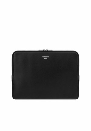 Czarna teksturowana skórzana saszetka na suwak z srebrnym logo „Cerruti 1881” umieszczonym centralnie w górnej części.