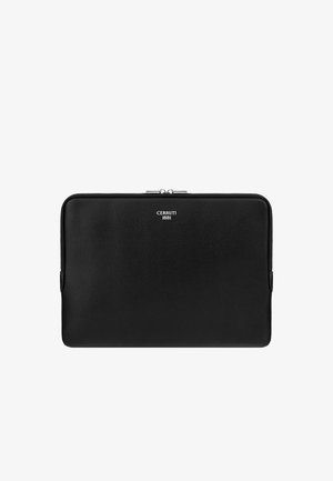 Zwart gestructureerd lederen etui met rits en zilveren "Cerruti 1881" logo centraal geplaatst nabij de bovenkant.