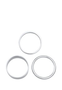 Set di tre anelli metallici, di colore argento, che variano in spessore e design. Texture liscia, forma circolare, stile minimalista.