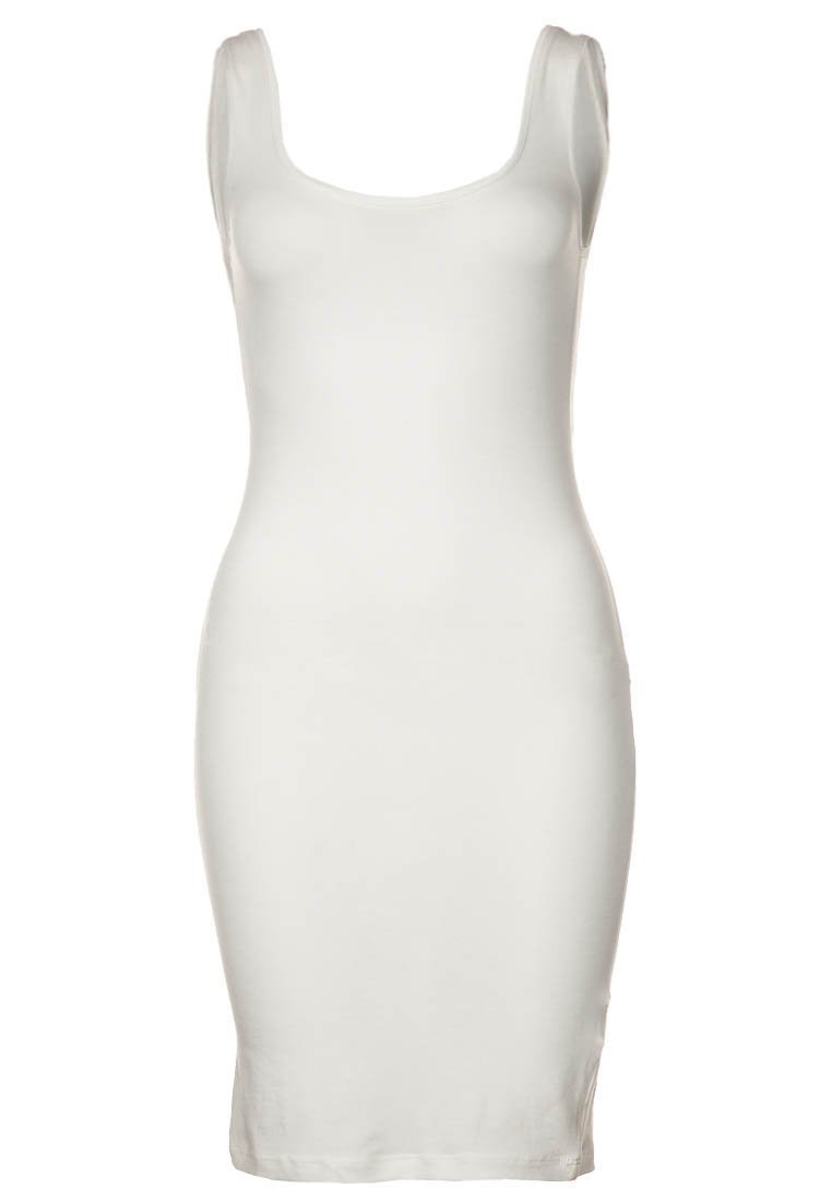 Bela, prilegajoča obleka iz gladkega materiala, s širokim izrezom in brezrokavnim dizajnom, brez vzorcev ali dodatnih podrobnosti.