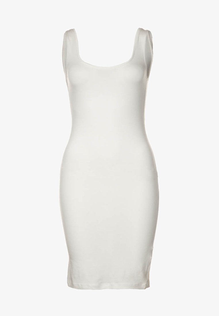 Bela, prilegajoča obleka iz gladkega materiala, s širokim izrezom in brezrokavnim dizajnom, brez vzorcev ali dodatnih podrobnosti.