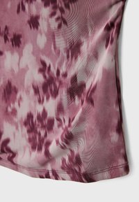Lila blumenmusterte Stoff mit einer weichen Textur, der helle und dunkle Farbtöne aufweist. Das Design beinhaltet fließende abstrakte Formen und sanfte Kanten.