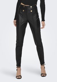 Zwarte faux leren hoge taille broek met gouden knoopaccenten, zijzakken en verticale naden; taps toelopende pasvorm en een gladde textuur.