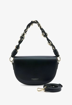 Zwarte leren halve-maan schoudertas met gevlochten handvat waarin gouden ringen zijn geweven en een afneembare riem ernaast geplaatst.