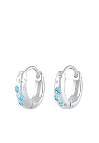 Sølvøreringe med letblå og klare krystaller, rundet design og en poleret overflade med synlige metalstempler.