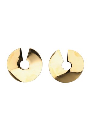Een paar gladde, glanzende gouden ronde oorbellen met een kleine inkeping en een centraal gat in elk, die licht reflecteren op een witte achtergrond.