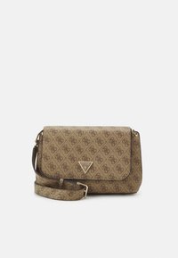 Sac bandoulière marron imprimé avec quincaillerie dorée, logo triangulaire et sangle réglable. Il présente un design structuré et une surface texturée.