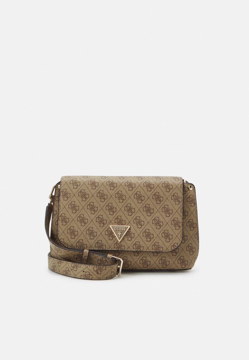 Sac bandoulière marron imprimé avec quincaillerie dorée, logo triangulaire et sangle réglable. Il présente un design structuré et une surface texturée.
