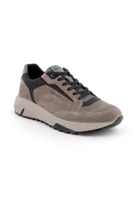 Sneaker in suede grigio con dettagli neri, upper testurizzato, punta rotonda, chiusura con lacci piatti e suola in gomma leggera con motivi antiscivolo.